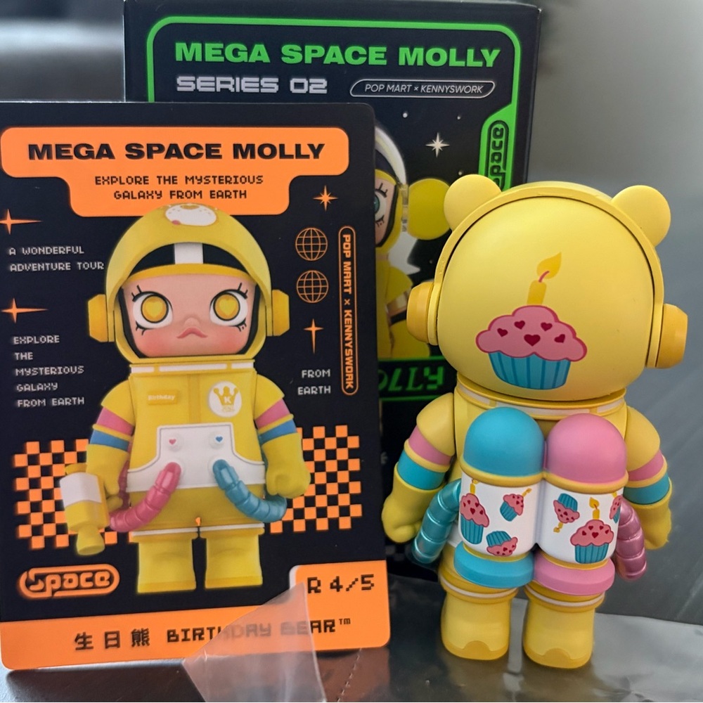 Space Molly “Birthday Bear” (Secret) Series 2 - Picture 3 of 3